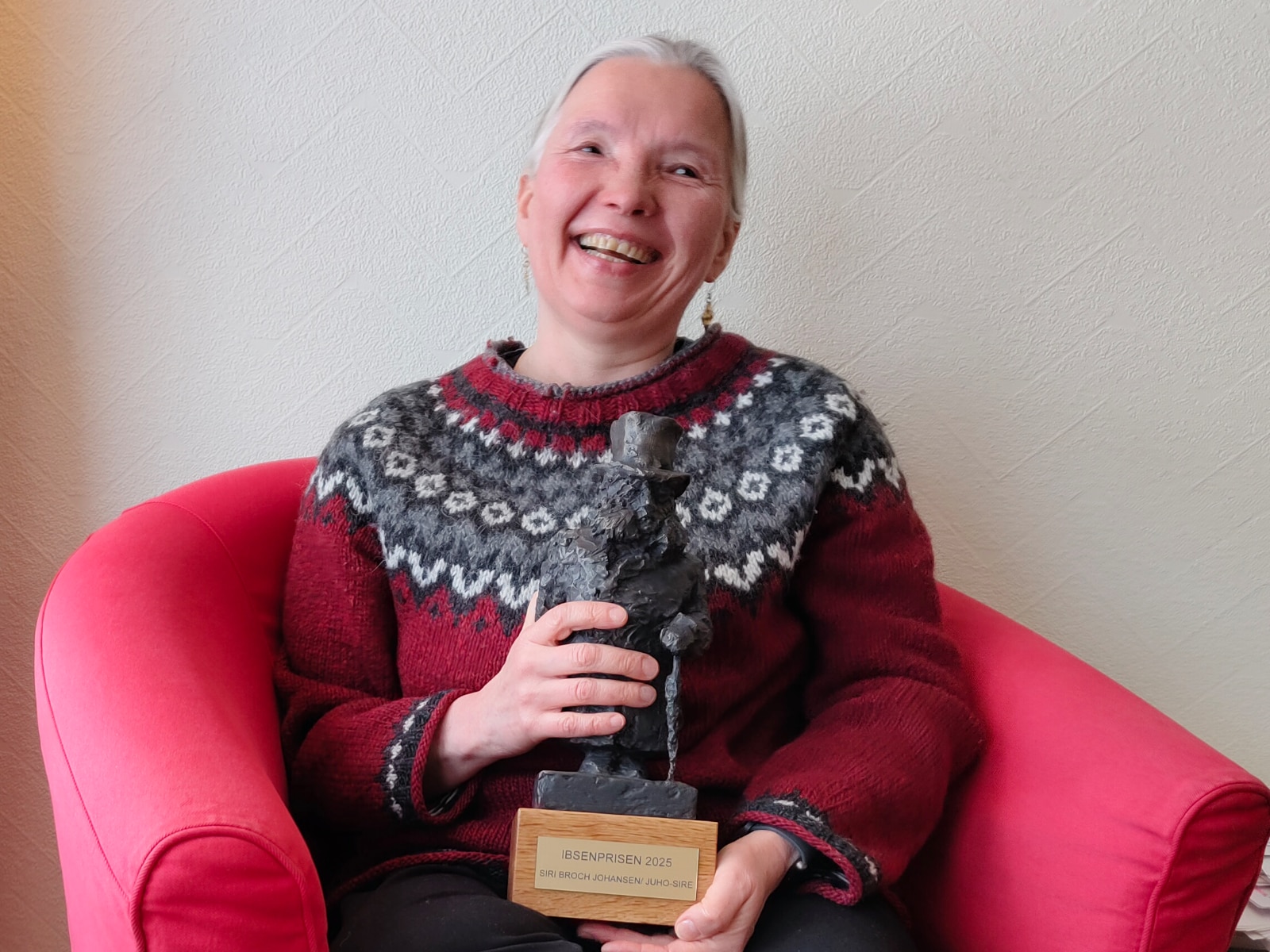 Siri Broch Johansen med Ibsenprisen. Foto: Liv Wenger